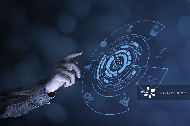 商人们在现代工厂中指向用于控制AI运营的全息图图片素材