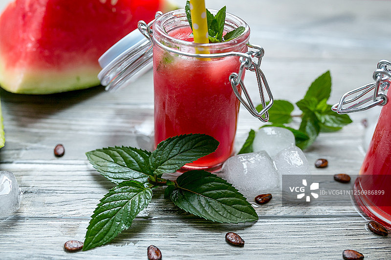有益健康的新鲜西瓜汁，顶部视角图片素材