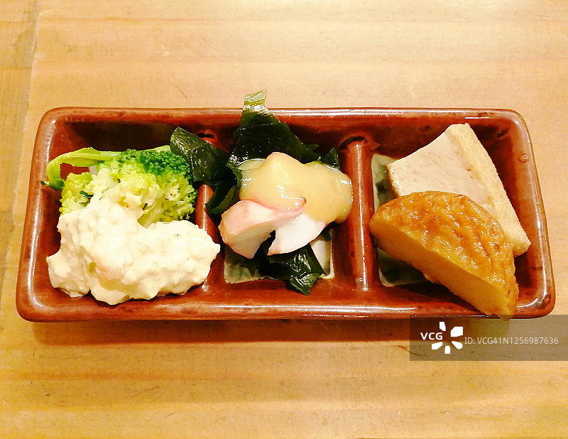 日式餐厅中的开胃小菜图片素材