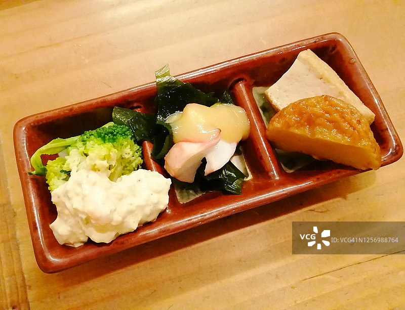 日式餐厅中的开胃小菜图片素材