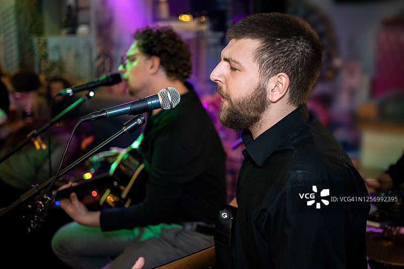 摇滚乐队在演唱会上演奏图片素材