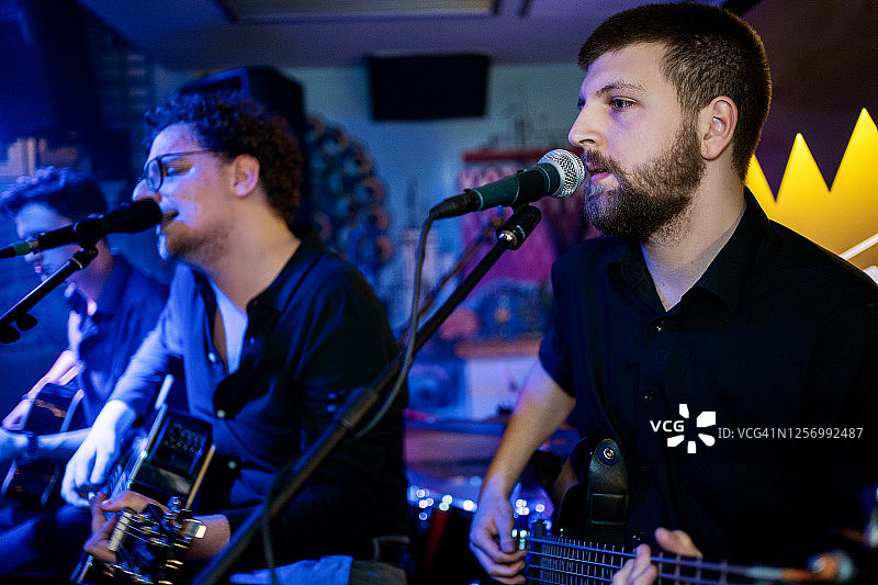 摇滚乐队的现场演奏图片素材