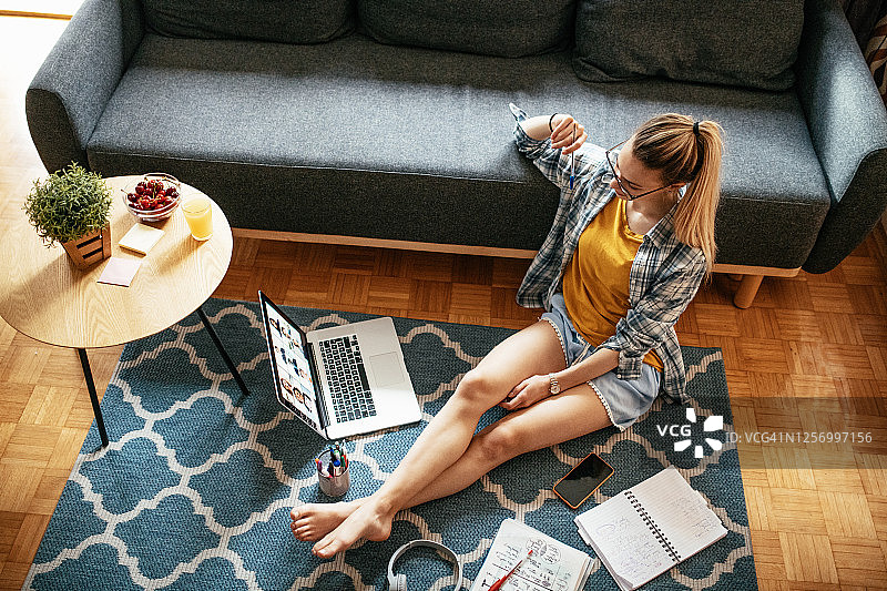 疫情期间的视频通话友谊图片素材