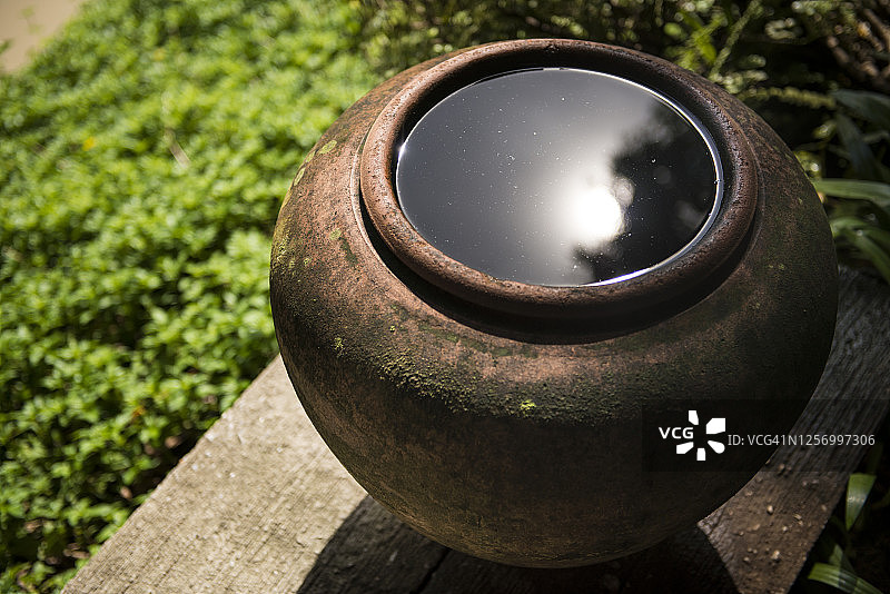 泰国陶罐：覆盖着苔藓的储水器皿图片素材