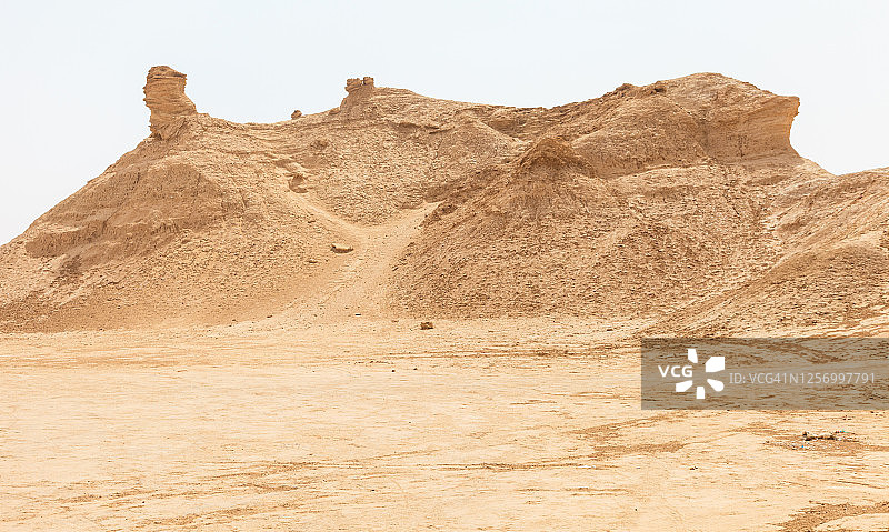 突尼斯托泽附近沙漠中的翁杰梅尔图片素材