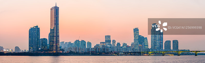 韩国首尔汝矣岛金融区摩天大楼粉色日落全景图片素材