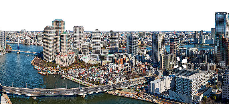 东京隅田川的广角航拍全景，河水波光粼粼，有船只、桥梁和摩天大楼，背景为白色图片素材