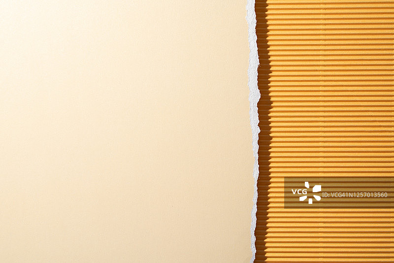 瓦楞纸上的彩色破纸图片素材