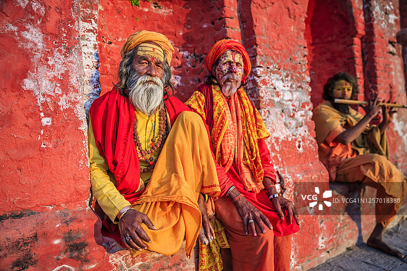 苦行僧 - 坐在寺庙里的印度圣人图片素材