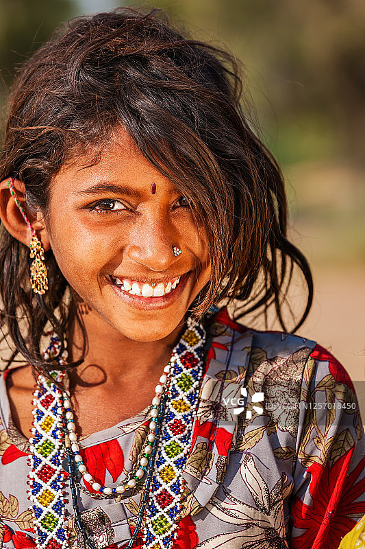 印度沙漠村庄里快乐的印度女孩图片素材