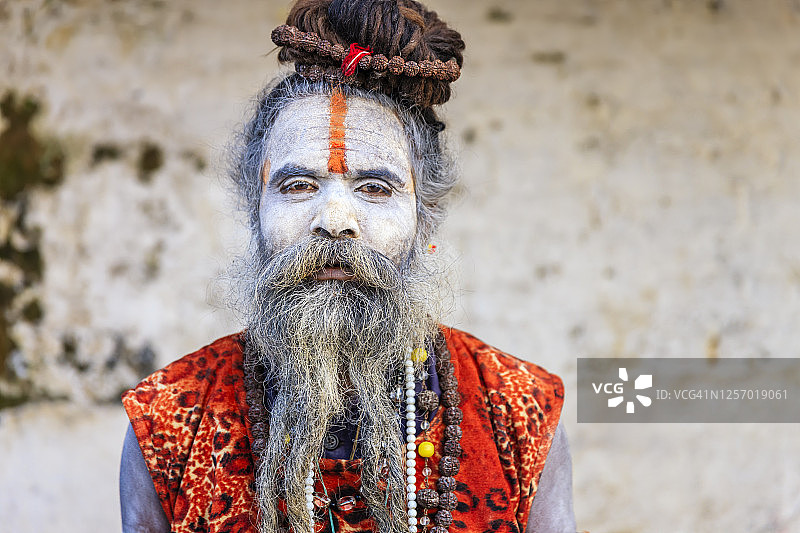 白色苦行僧 - 坐在寺庙里的印度圣人图片素材