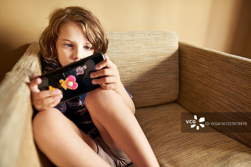 忙碌地玩电子游戏图片素材