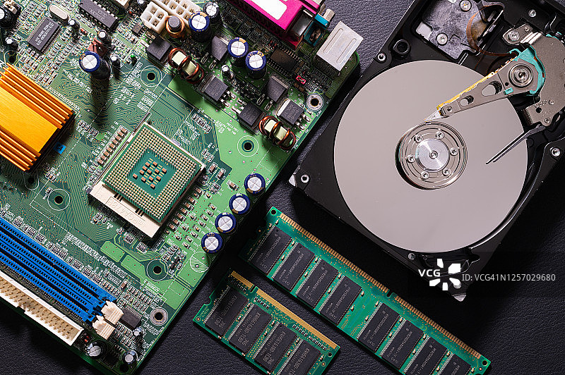 电脑组件放在桌子上的特写图像图片素材