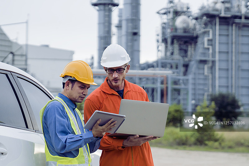 现代化发电站施工现场的工程师图片素材