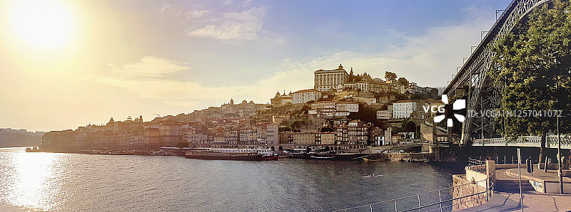 日落时分波尔图的美丽景色，杜罗河、城市建筑和玛丽亚·皮亚桥图片素材