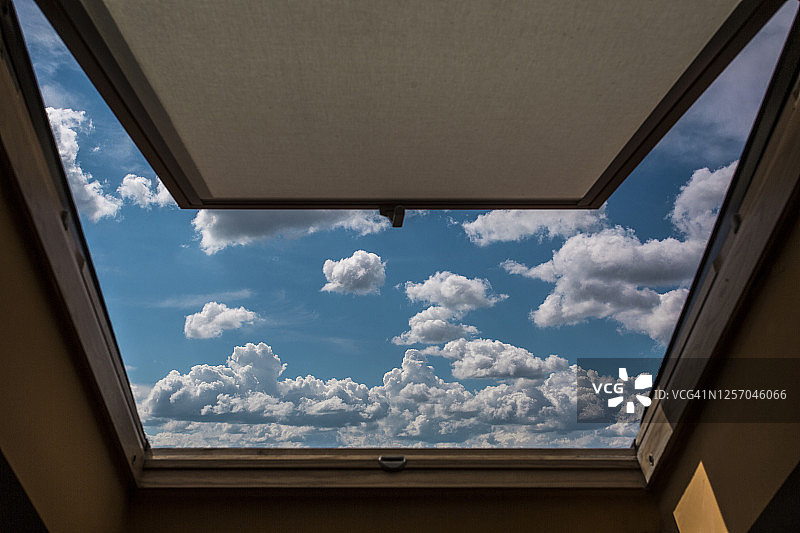 透过敞开的窗户看天空中的云彩图片素材