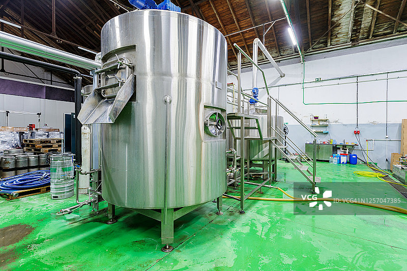 啤酒厂中的大型发酵罐图片素材