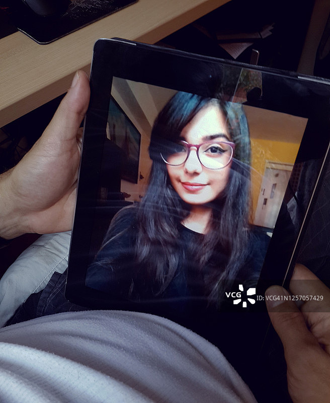 与家人进行视频通话图片素材