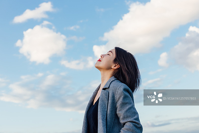 充满希望和自由的年轻女士图片素材