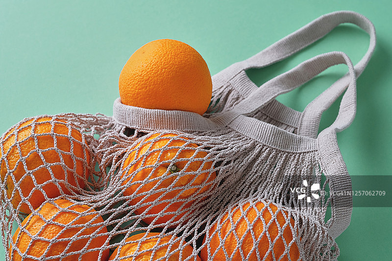 可重复使用购物袋中的新鲜多汁橙子图片素材