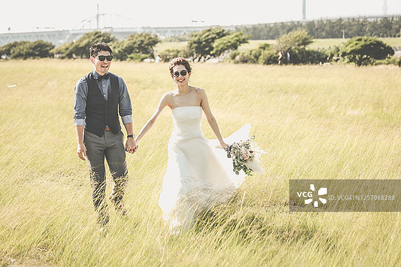 亚洲美丽的新娘和新郎图片素材