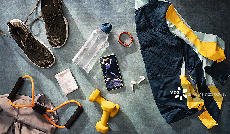 准备好锻炼：扁平的运动静物，俯视图图片素材