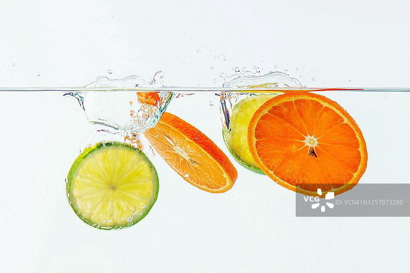 橙子和酸橙飞溅切片图片素材