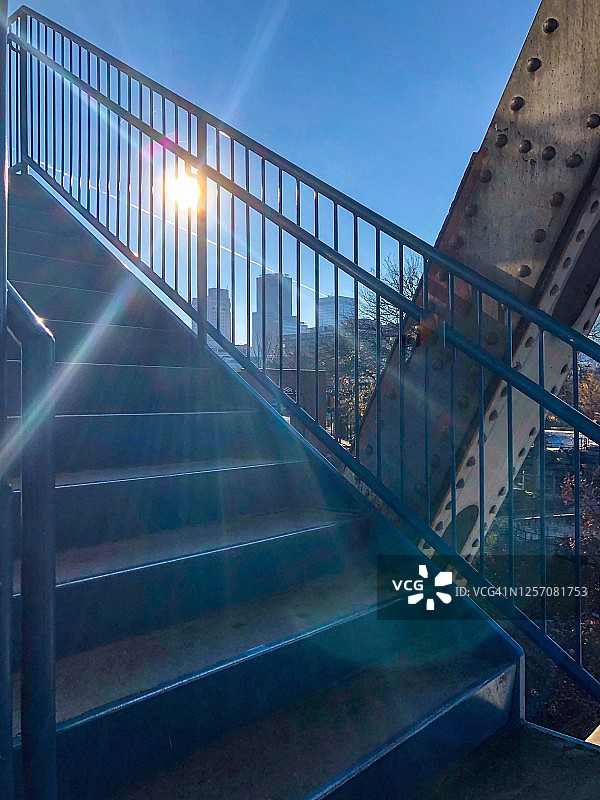 从小石城当地桥梁台阶上看到的城市天际线图片素材