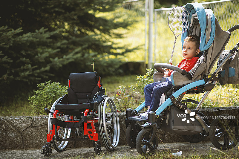 拿着羽毛球拍的残疾男孩图片素材