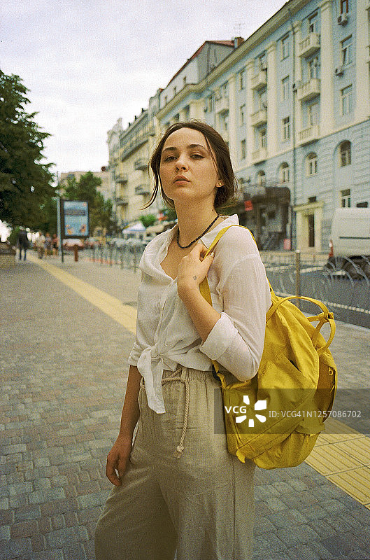 在基辅市行走的女子肖像图片素材