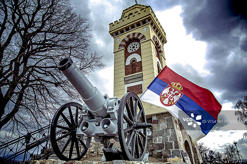 在切加尔山上纪念碑前的加农炮上的塞尔维亚国旗图片素材