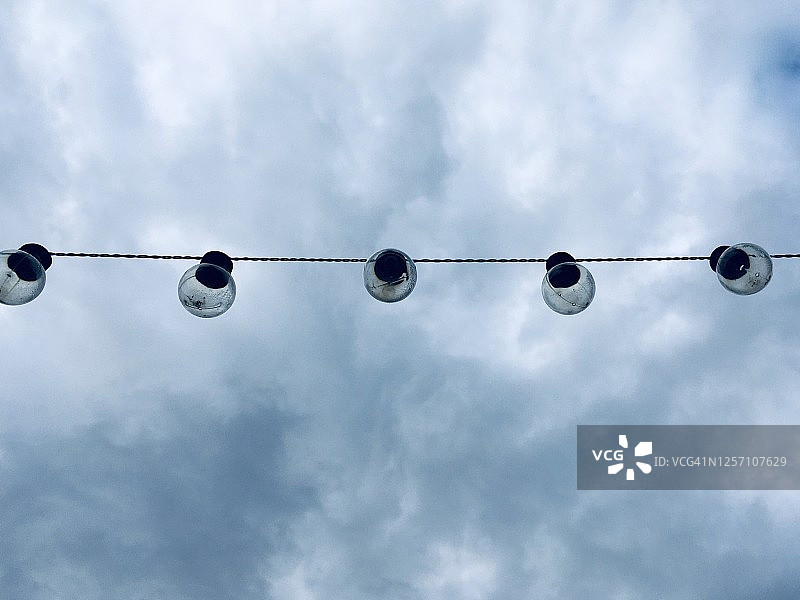 室外带有灯泡的电力线的低角度视图图片素材