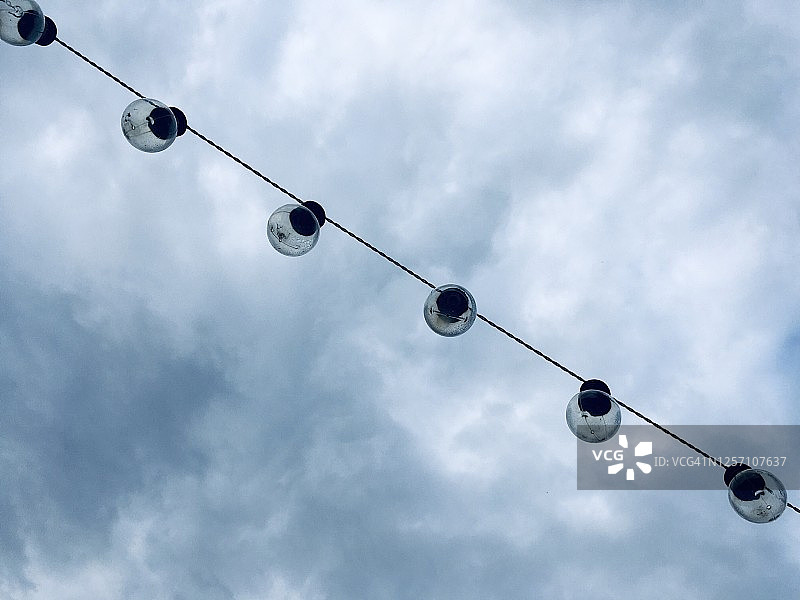 室外带有灯泡的电力线的低角度视图图片素材