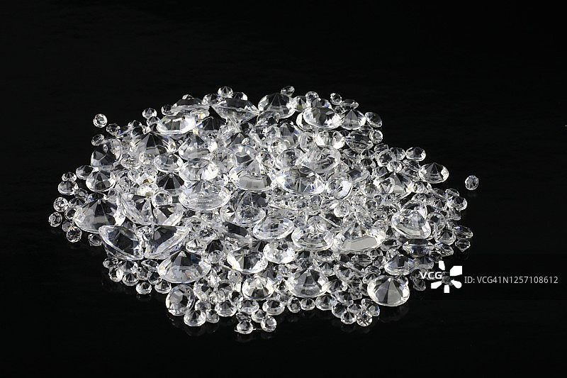 多个白色刻面钻石，带剪切路径图片素材