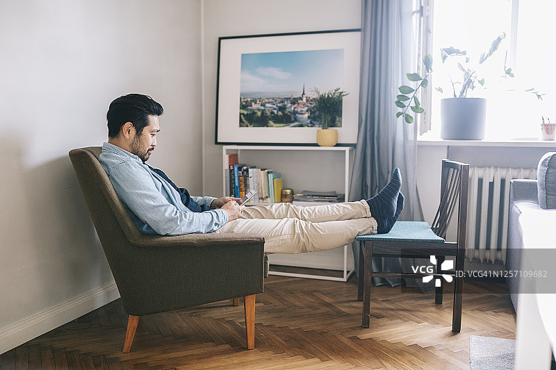 在客厅放松的日本男人图片素材