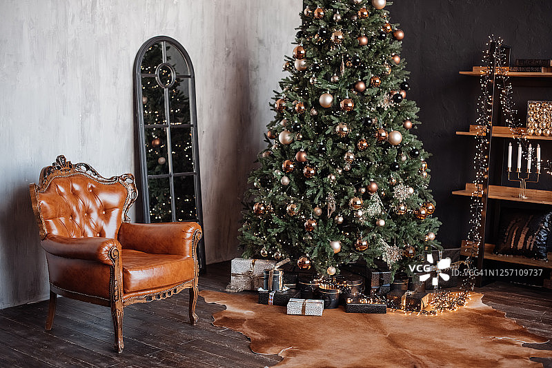 圣诞树灯光反射在玻璃球和镜子上图片素材