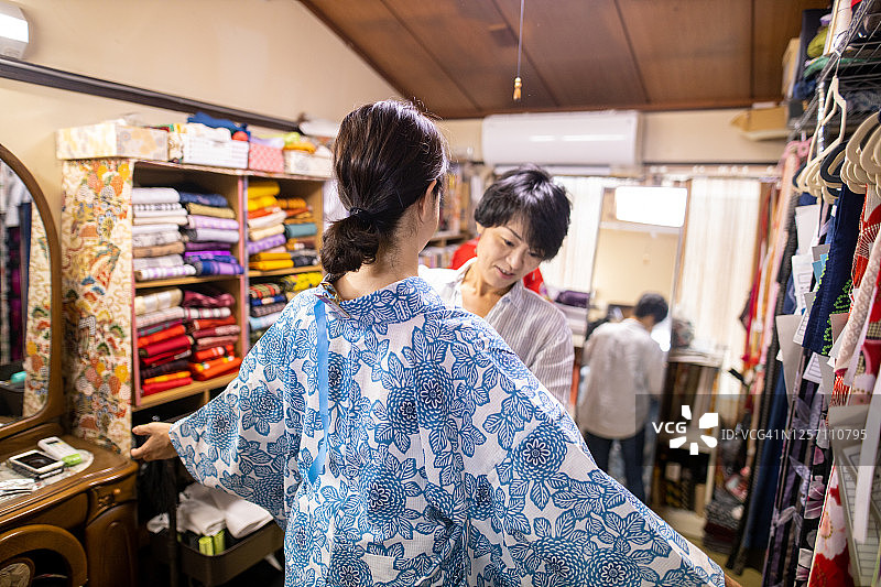 专业和服穿戴师为顾客准备浴衣图片素材