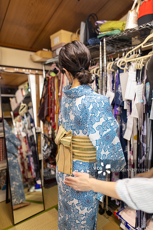 在和服租赁店身穿浴衣的日本女人图片素材