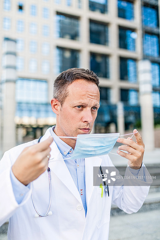 医生戴上防护口罩图片素材