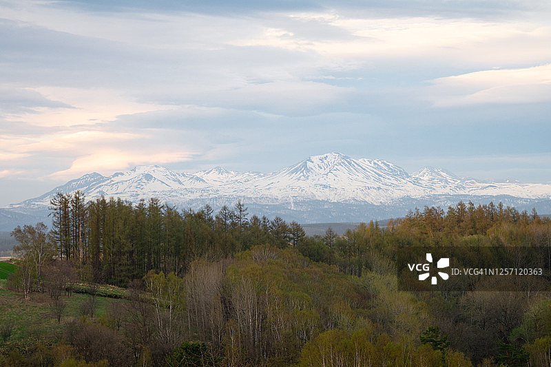 山上的残雪图片素材