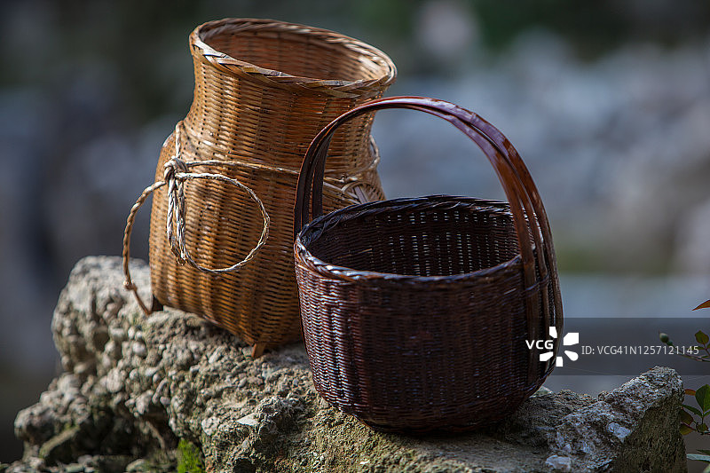 侗族村寨的日常竹篮图片素材