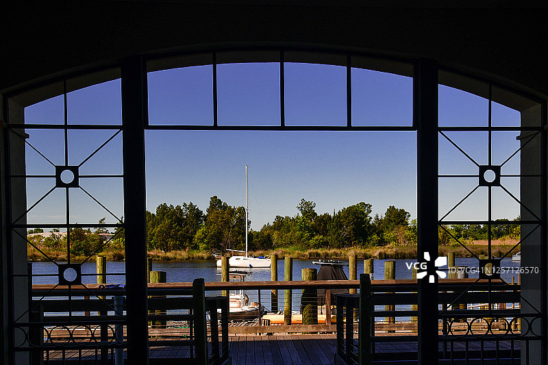 透过窗户图片素材