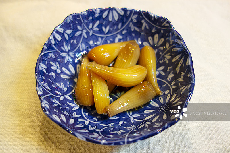 酱油腌渍的日本小葱，日本传统食品图片素材