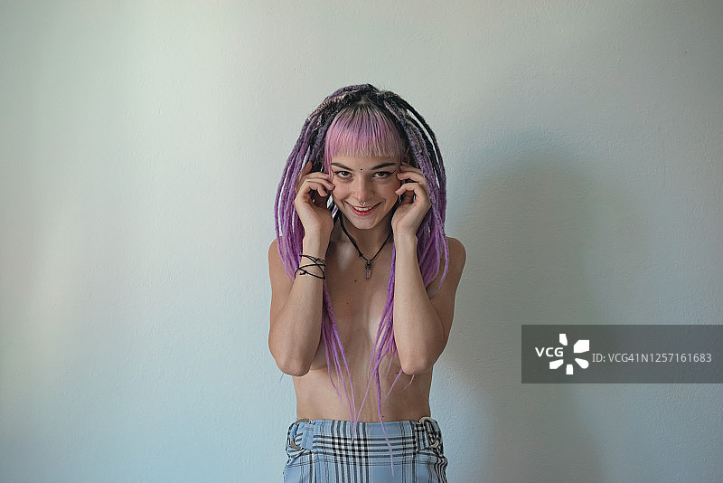 穿着半正式服装的年轻女人图片素材