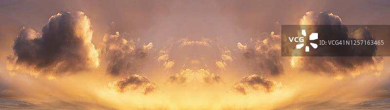 壮丽夏日落日天空下的心形彩云与阳光图片素材