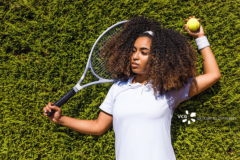 球场上美丽的黑人网球女运动员图片素材