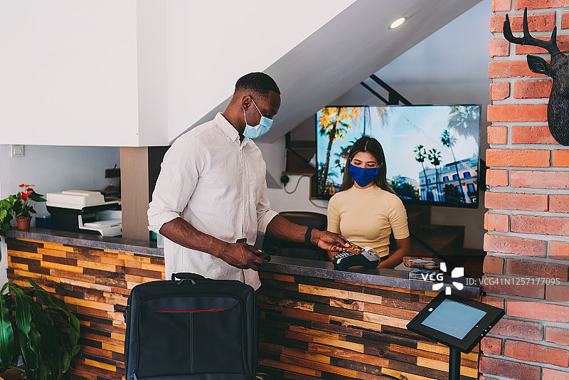 新冠疫情期间出差的商人图片素材