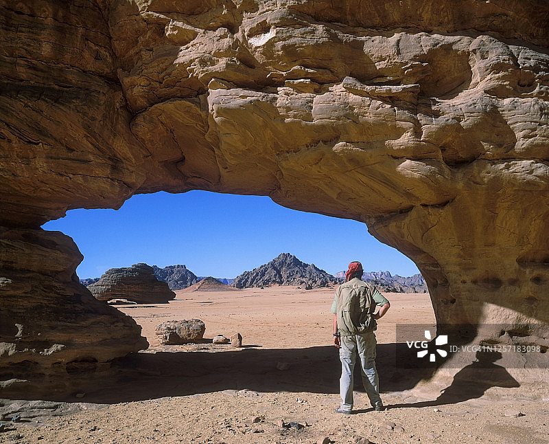 透过岩石窗口看乍得提贝斯提高山图片素材