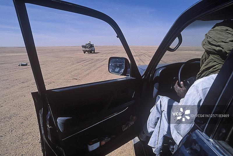 乍得埃希阿特龙沙滩的图布游牧民越野车图片素材