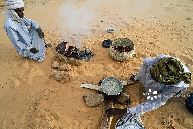乍得恩内迪沙漠露营烹饪图片素材